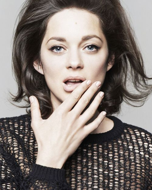 Năm 2001, Cotillard được đề cử giải César (Oscar của Pháp) đầu tiên cho hạng mục diễn xuất - 