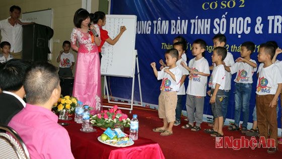 Học sinh UCMAS Vinh thử tài làm phép tính tại buổi lễ khai trương