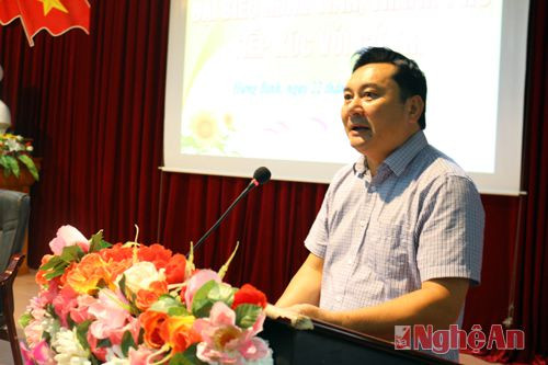Ông Đậu Vĩnh Thịnh - Phó Chủ tịch UBND thành phố thông báo tình hình kinh tế - xã hội trên địa bàn thành phố