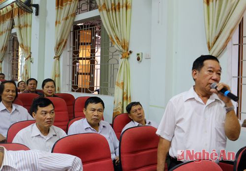 Ông Võ Văn Trọng cử tri khối 17 - Phường Hà Huy Tập nêu ý kiến về việc điều chỉnh quy hoạch mương thoát nước trên địa bàn.