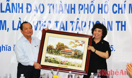 Dịp này, đồng chí Lê Thanh Hải đã tặng tập đoàn bức tranh phong cảnh bến cảnh nhà rồng - một địa danh nổi tiếng của TP Hồ Mhí 