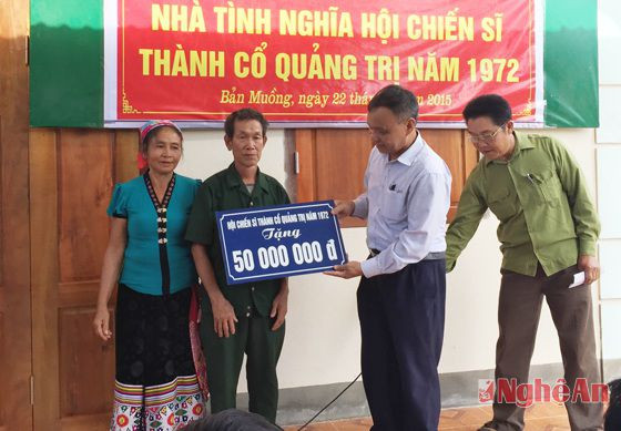 Trao tiền hỗ trợ cho gia đình ông Vi Văn Lương.
