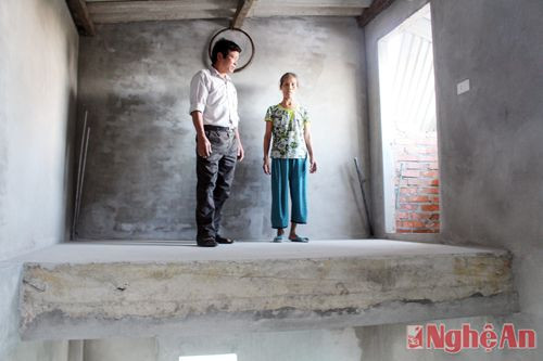Trong ngôi nhà của anh Trần Hữu Quân sàn cao để di dời gia đình, tài sản lên trú khi bị ngập lụt
