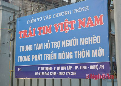 Biển hiệu của tổ chức đang hoạt động tại bờ rào trụ sở HTX Phong Toàn.