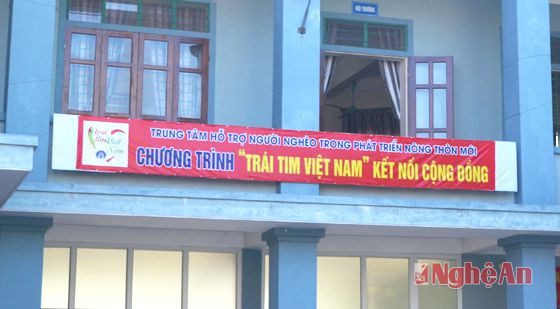 Băng rôn có dòng chữ “Trung tâm hỗ trợ người nghèo trong phát triển nông thôn mới – Chương trình trái tim Việt Nam” của tổ chức đang hoạt động tại HTX Phong Toàn.