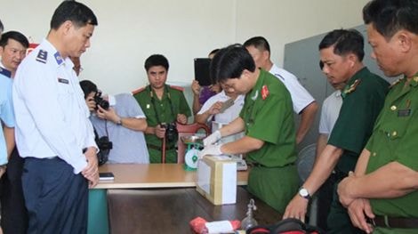 Lực lượng chức năng lấy mẫu trưng cầu giám định hàm lượng chất ma túy.