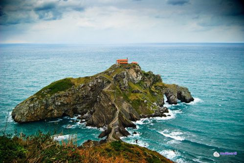 Cầu San Juan de Gaztelugatxe, Tây Ban Nha, nối đất liền với đảo Gaztelugatxe bên bờ biển Biscay, thuộc thành phố Bermeo.