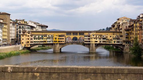Ponte Vecchio là cây cầu đá có từ thời trung cổ bắc qua sông Arno ở Florence, Italy. Được xây dựng năm 1345, đây là cây cầu cổ nhất tại Florence và là cây cầu duy nhất còn giữ được thiết kế ban đầu.
