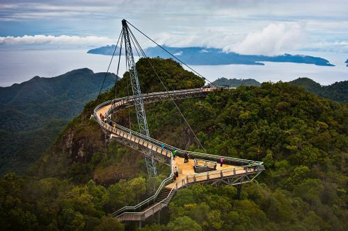 Langkawi Sky là cây cầu đi bộ có dây cáp chống đỡ, hình dáng uốn cong và dài 125 m tại Malaysia. Cầu nằm ở độ cao 660 m so với mặt nước biển, treo lơ lửng nhờ 8 dây cáp từ cột tháp duy nhất cao 81,5 m.