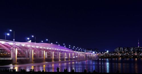 Cầu Banpo và đài phun nước Cầu vồng ở Seoul, Hàn Quốc đang giữ Kỷ lục Guinness là cây cầu với hệ thống phun nước dài nhất thế giới - 1.140m.