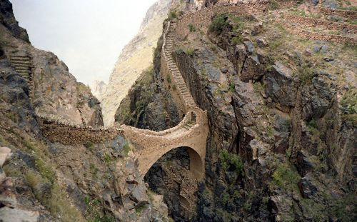 Cầu Sighs, còn gọi là cầu Shaharah, ở Yemen, xây dựng vào thế kỷ 17. Cây cầu dài 20 m và rộng chừng 3 m, nằm ở độ cao 200 m so với hẻm núi.