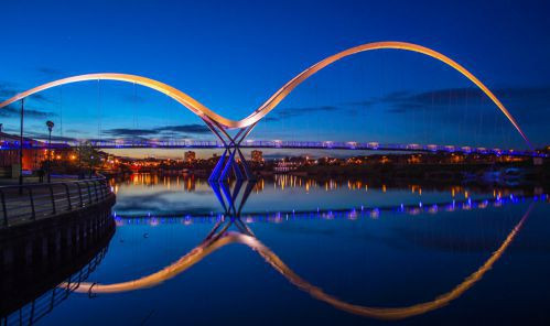 Cầu Infinity là cầu dành cho người đi bộ và đạp xe, bắc qua sông Tees ở Đông Bắc nước Anh. Tên cầu xuất phát từ ký hiệu vô cùng do hình dáng của chính cây cầu và hình ảnh phản chiếu của nó dưới mặt sông tạo thành.