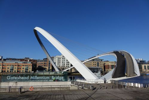 Cầu thiên niên kỷ Gateshead là cầu dành cho người đi bộ và đi xe đạp, bắc qua sông Tyne của Anh. Đôi khi cầu còn được gọi là “cầu nháy mắt” do hình dáng và cách nghiêng của nó. Cầu có 2 vòm, khi cần cho tàu nhỏ đi qua phía dưới gầm cầu, 2 vòm có thể dựng lên ở độ cao 25 m.