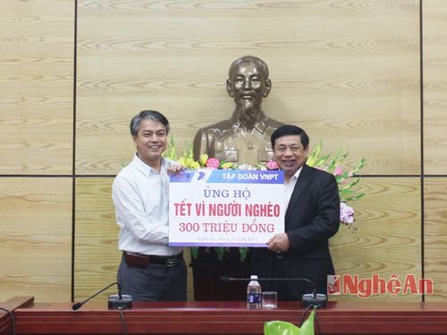 Lãnh đạo Tập đoàn VNPT trao tặng 300 triệu đồng cho Tết vì người nghèo của tỉnh Nghệ An, 