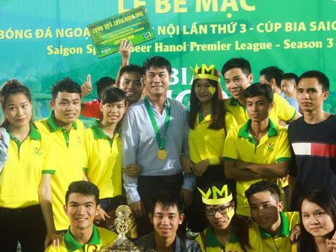 HLV Nguyễn Hữu Thắng (giữa) tham dự lễ bế mạc Ha Noi Premier League 2015