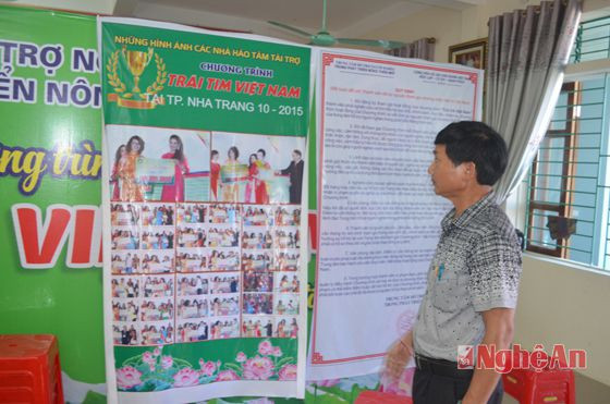 Ông Tạ Xuân Hạnh giới thiệu hình ảnh “giúp đỡ người nghèo” của trung tâm.