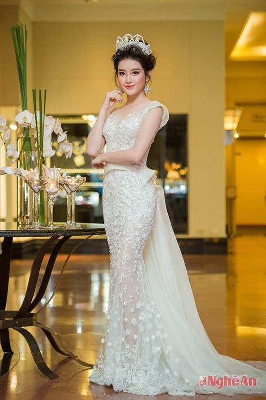 Tại show thời trang khoe bộ sưu tập Xuân – Hè vừa mới diễn ra của NTK Hoàng Hải, Á hậu VN 2014 được lựa chọn là vị trí vedette. Cô xuất hiện duyên dáng hết sức, trong chiếc đầm ren trắng Haute Couture