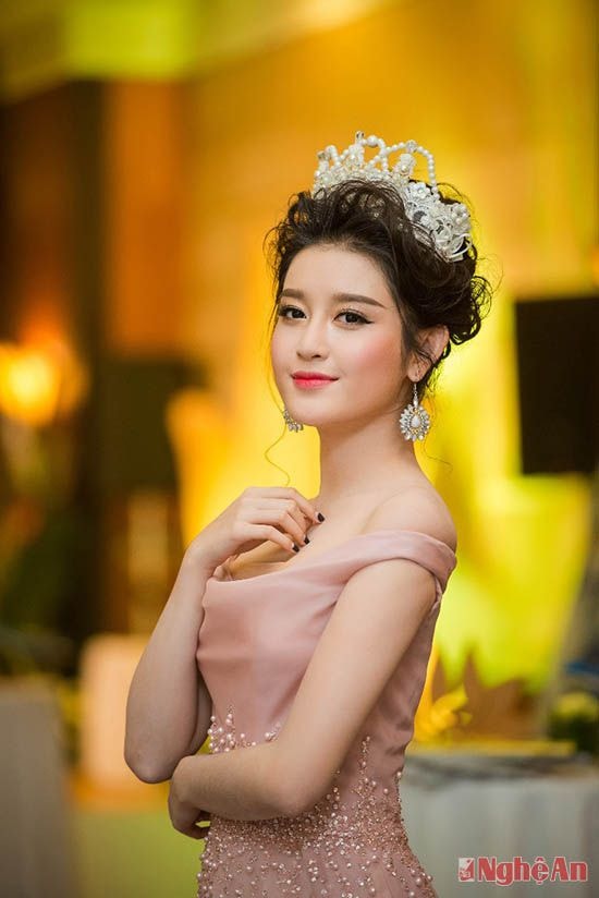        Là cô gái thuộc dòng “trâm anh thế phiệt”, trong mỗi lần xuất hiện, Á hậu Huyền My thường thuyết phục công chúng ở gu thời trang ổn định cùng phong cách duyên dáng, quyến rũ, có phần vượt trội so với Hoa hậu Kỳ Duyên.
