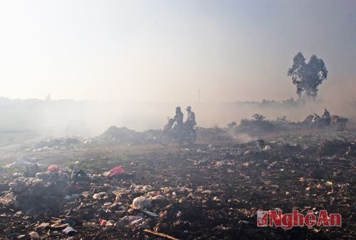 Khói bụi mịt mù gây rất nhiều khó khăn cho người dân đi qua bãi rác Hoa Thành.