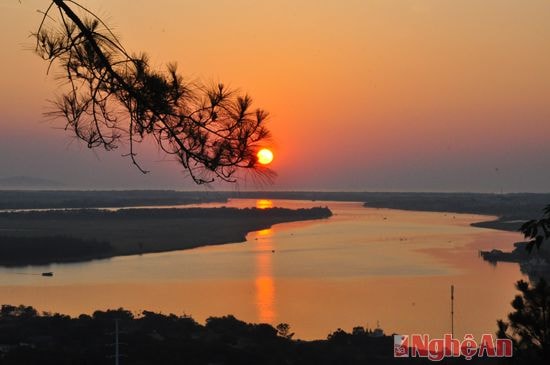 Dòng Lam nhìn từ núi Dũng Quyết, một biểu tương về di sản thiên nhiên của xứ Nghệ