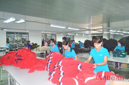 Công nhân lao động tại cụm dệt may Nam Đàn - Hanosimex.