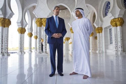 Ngoại trưởng Mỹ John Kerry và Ngoại trưởng Các Tiểu vương quốc Arập thống nhất Abdullah bin Zayed Al Nahyan phát biểu với giới truyền thông sau khi thăm đền thờ Hồi giáo Sheikh Zayed ở Abu Dhabi, Các Tiểu vương quốc Arập thống nhất hôm 23/11. Ảnh: AP.