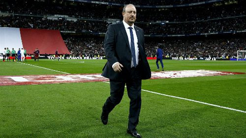Benitez bị các CĐV Real la ó trên sân Bernabeu sau trận thua Barca. Ảnh: AFP.