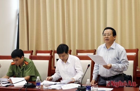 Đồng chí Trần Duy Ngoãn, Chủ tịch Hội nhà báo cho ý kiến về thể loại các tác phẩm báo chí tham dự