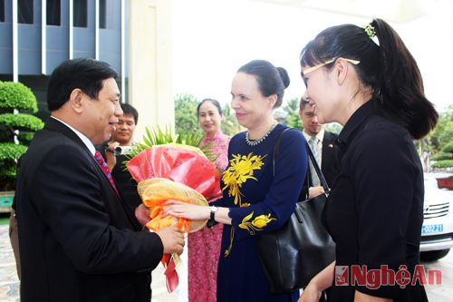 Đồng chí Nguyễn Xuân Đường tặng hoa chào mừng Đại sứ 