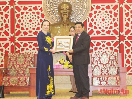Lãnh đạo tỉnh Nghệ An tặng quà lưu niệm cho Đại sứ đặc mệnh toàn quyền Ba Lan tại Việt Nam
