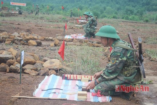 Các tân binh thực hành đánh thuốc nổ.