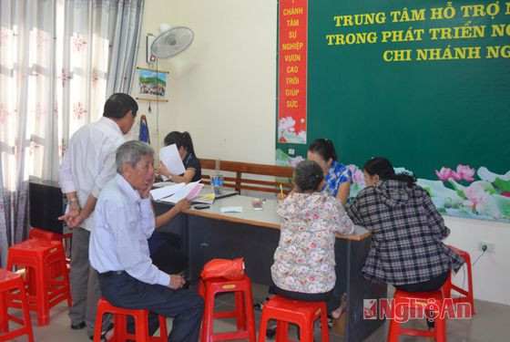 Hội Nông dân tỉnh đã vào cuộc để ngăn chặn hoạt động của các đối tượng mang danh nghĩa Trung tâm hỗ trợ người nghèo trong phát triển nông thôn mới (trong ảnh: Hoạt động của nhóm tư vấn chương trình Trái tim Việt Nam tại trụ sở HTX Phong Toàn)