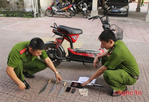 Công an TX Cửa Lò kiểm tra số hung khí là tang vật gây án