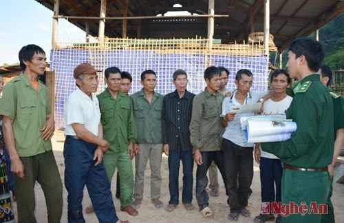 Bộ đội biên phòng tuyên truyền pháp luật cho người dân khu vực biên giới, ảnh Hải Thượng