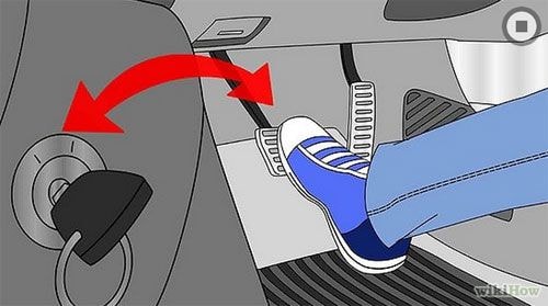 4. Đạp phanh và vặn chìa khóa theo chiều kim đồng hồ khởi động xe.