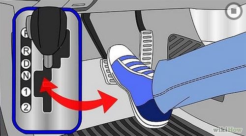 1. Chân phải đạp bàn đạp phanh, sau đó di chuyển cần số sang vị trí D (Drive).
