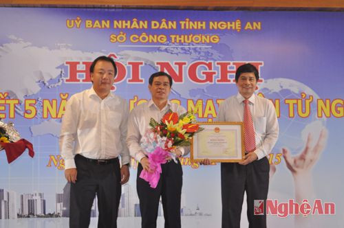 Ông Trần Hữu Linh, Cục trưởng Cục TMĐT và CNTT Bộ Công thương trao bằng khen cho Sở Công thương Nghệ An