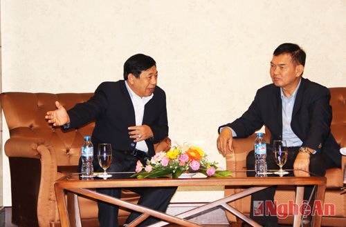Đồng chí Chủ tịch UBND tỉnh Nguyễn Xuân Đường trao đổi với trưởng đoàn công tác Liên đoàn Công nghiệp Thái Lan.
