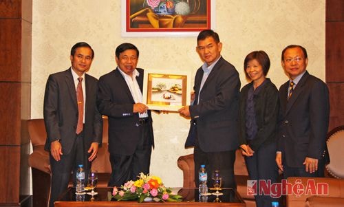 Lãnh đạo UBND tỉnh trao tặng đại diện đoàn công tác bức tranh phong cảnh tiêu biểu cho các làng quê của Việt Nam.