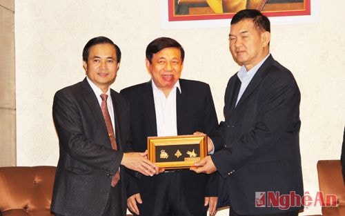 Phó Chủ tịch Liên đoàn Công nghiệp Thái Lan Thawatchai Hengprasert trao món quà đáp lại tấm thịnh tình của lãnh đạo tỉnh Nghệ An.