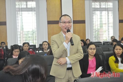 Ông Nguyễn Ngọc Nam, Phó Giám đốc Công ty Kim loại màu Nghệ Tĩnh trao đổi về giá tính thuế tài nguyên tại cuộc đối thoại.