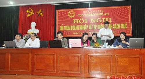 Các thành viên tổ tư vấn trả lời các câu hỏi của doanh nghiệp