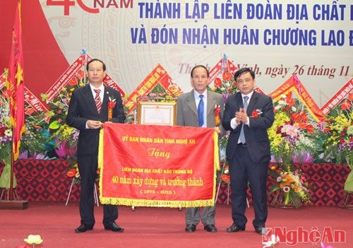 Đồng chí Huỳnh Thành Điền - Phó Chủ tịch UBND tỉnh trao bức trướng của UBND tỉnh tặng Liên đoàn địa chất Bắc Trung Bộ.