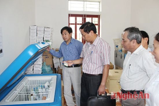 Lãnh đạo ngành y tế kiểm tra công tác bảo quản vắc xin tại huyện Anh Sơn