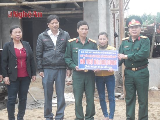 Lãnh đạo Bộ chỉ huy quân sự tỉnh trao tiền hỗ trợ cho gia đình thượng úy Lê trung Lĩnh