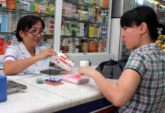 Hoạt động mua bán thuốc chữa bệnh tại một nhà thuốc ECO đạt chuẩn GPP ở Thành phố Hồ Chí Minh. (Ảnh: Phương Vy/TTXVN)