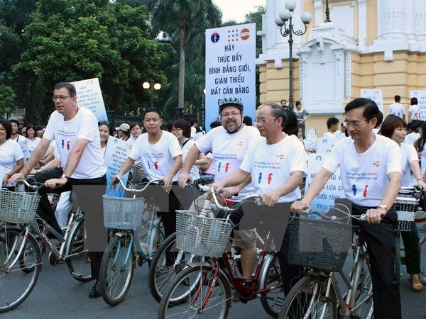 Các đại biểu tham gia diễu hành tuyên truyền cho Chiến dịch truyền thông về mất cân bằng giới tính khi sinh. Ảnh: TTXVN