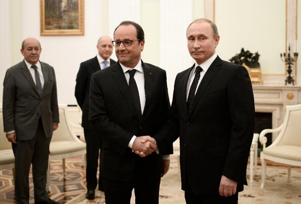 Tổng thống Nga Vladimir Putin hoan nghênh chuyến thăm của Tổng thống Pháp Francois Hollande tại Điện Kremlin hôm 26/11. Ảnh: AFP.