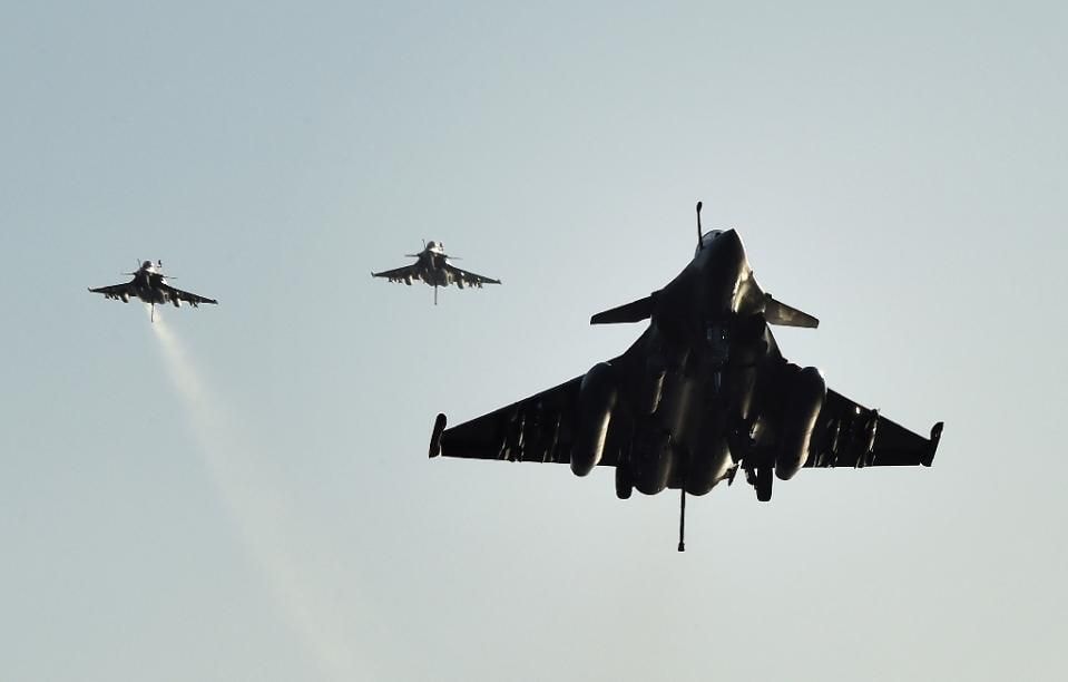 Các chiến đấu cơ Rafale của Pháp quay về tàu sân bay Charles-de-Gaulle sau các chuyến bay hôm 23/11. Ảnh: AFP.