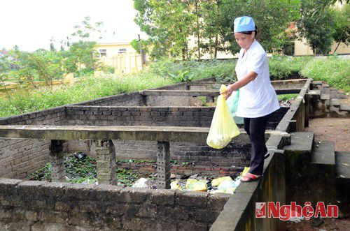 Chất thải y tế nguy hại không được đốt ở lò mà được cán bộ Y tế Bệnh viện Đa khoa Đô Lương đưa ra tập kết ở bể chứa lộ thiên